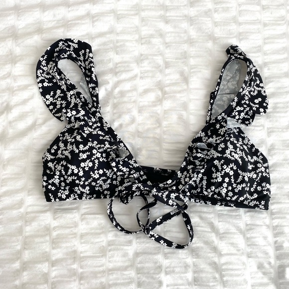 2/$20 Venus black floral ruffle bikini top size s/m - Picture 2 of 6